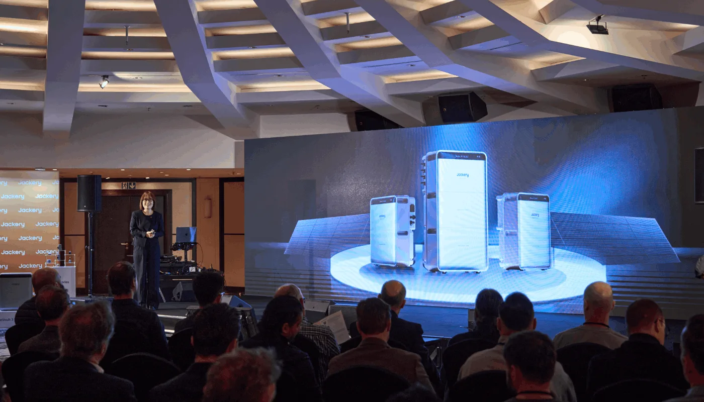 Jackery SolarVault 3 Launch Event Deutschland - Produktpräsentation auf der Bühne